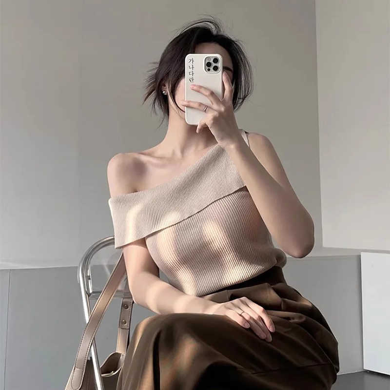 Solid Color Off-shoulder Sleeveless Knit Tee